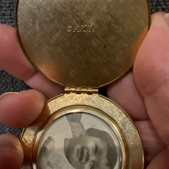 Avon Floralpoint locket - Picture 3 of 11